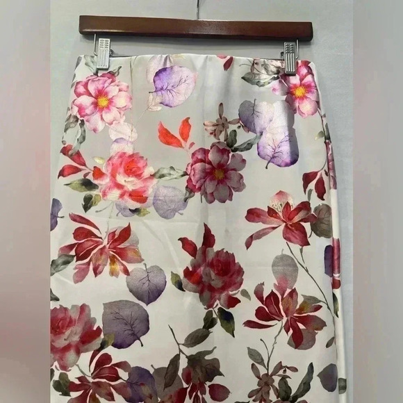 Eci ny Floral Pencil Skirt with Back Slit - Size S - Picture 4 of 7